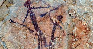 La imagen muestra una escena sencilla de arte levantino sobre roca, compuesto únicamente por dos figuras humanas que parecen interactuar entre ellas y muestran objetos en las manos.
Esta escena de danza en pareja fue localizada en Cova Remígia.