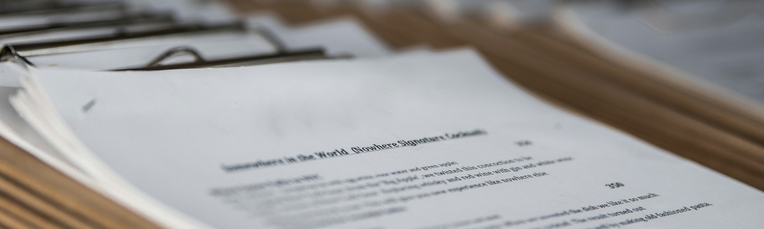 La imagen muestra un montón de carpetas una encima de la otra con pliegues de folios escritos a máquina.